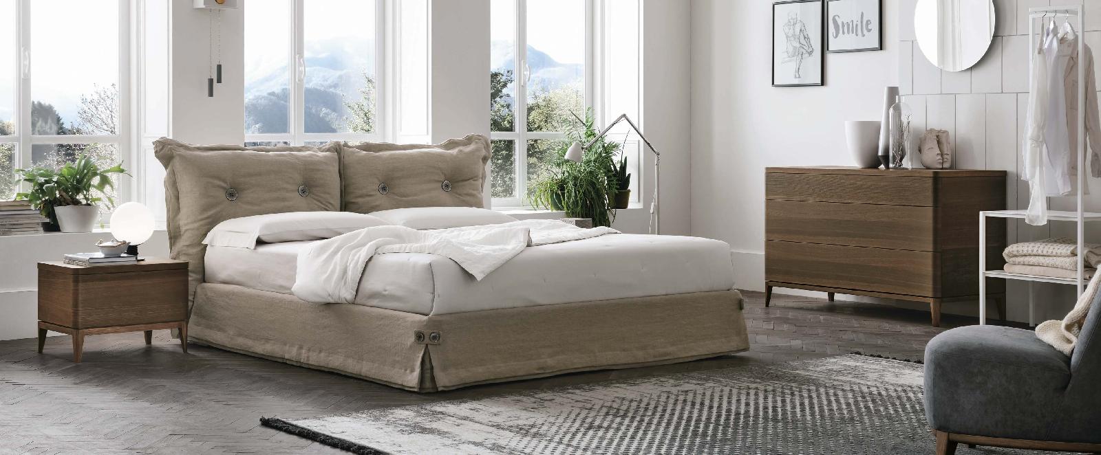Двуспальные кровати с обивкой: Amami