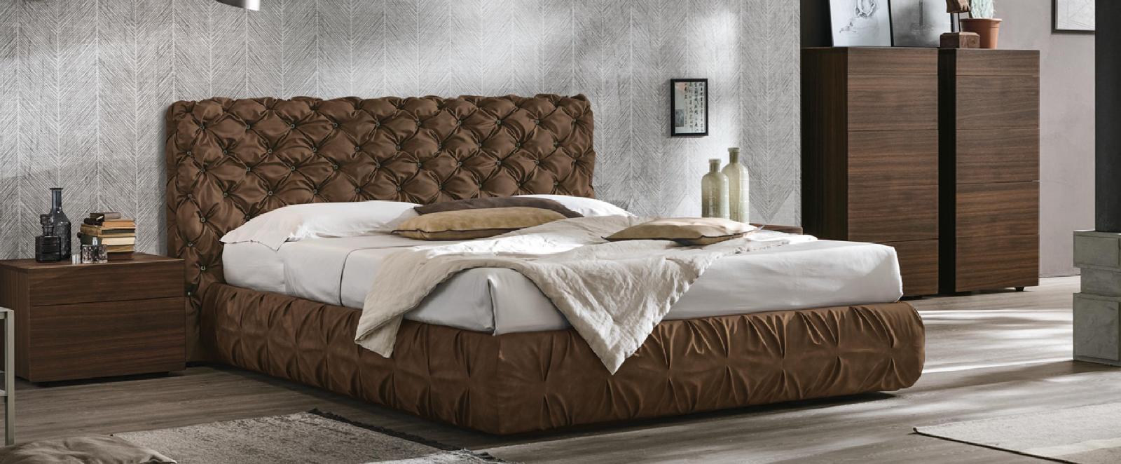 Двуспальные кровати с обивкой: Chantal basso